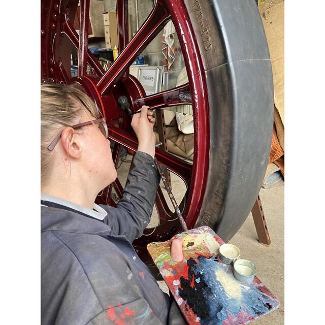 ➖ 156 ➖
_
This week work has started on a new lining project, on my ole&rsquo; favourite &lsquo;The Gladiator&rsquo;. Captured here on the first job, lining the two front wheels, using a 4-colour design from the 1930s that was uncovered. 
_
#lines #l