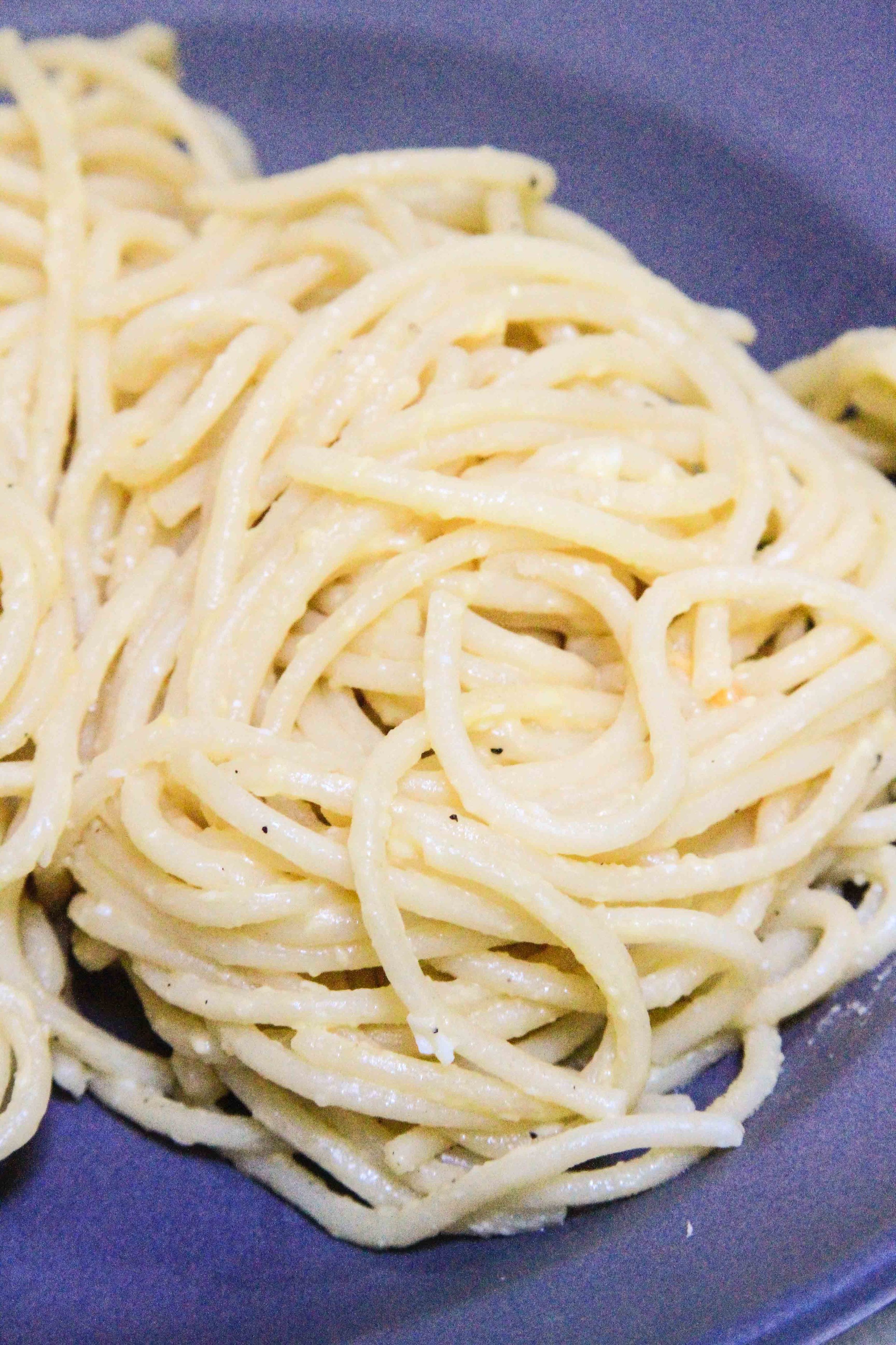 Spaghetti carbonara with a poached egg