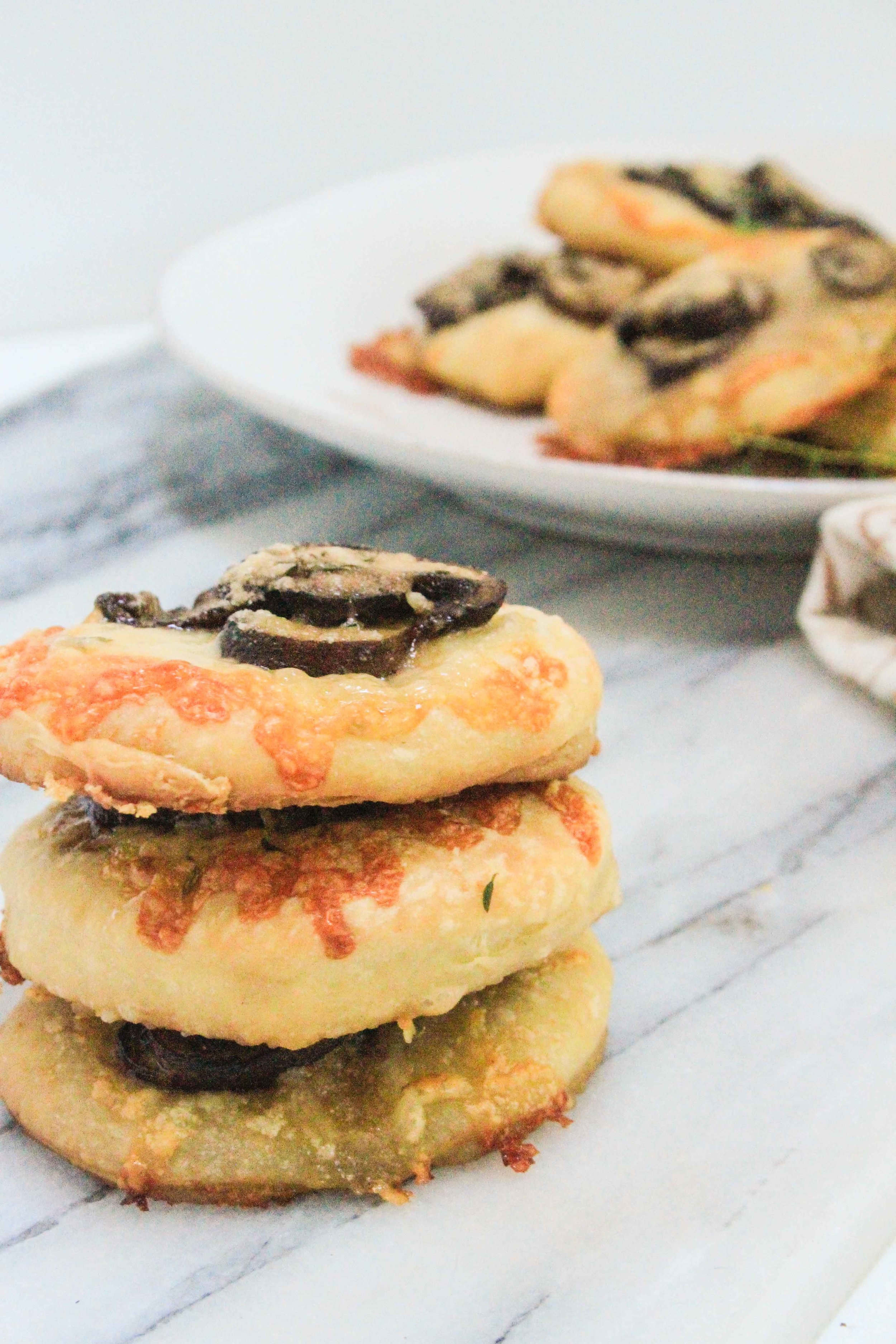 Mini pizzas with mushrooms and thyme