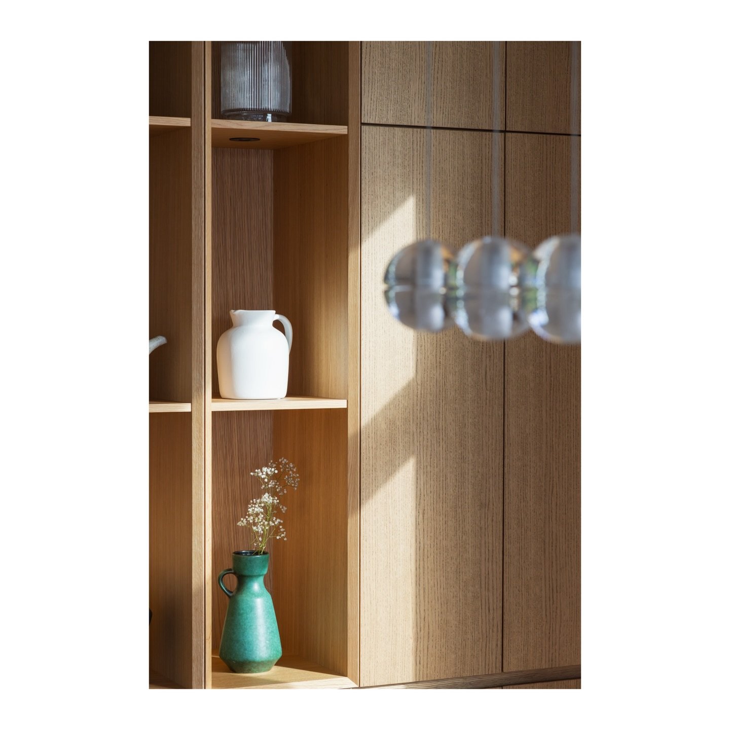 Details at Oakmere House.

@dashwooddesign 
📸 @jamesjonesphotos 

#interiordesign #westcoastmodern #customcabinets #interiorphotography #kitchendesign
