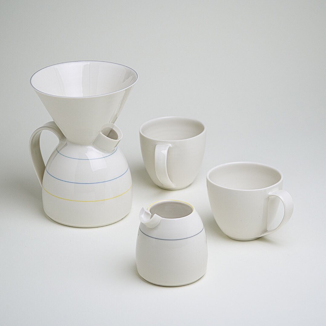 Advent Day 19. Coffee Flask, Pourer and Mugs. We make a ritual of coffee everyday in this house. 

Available to commission, link in bio.
