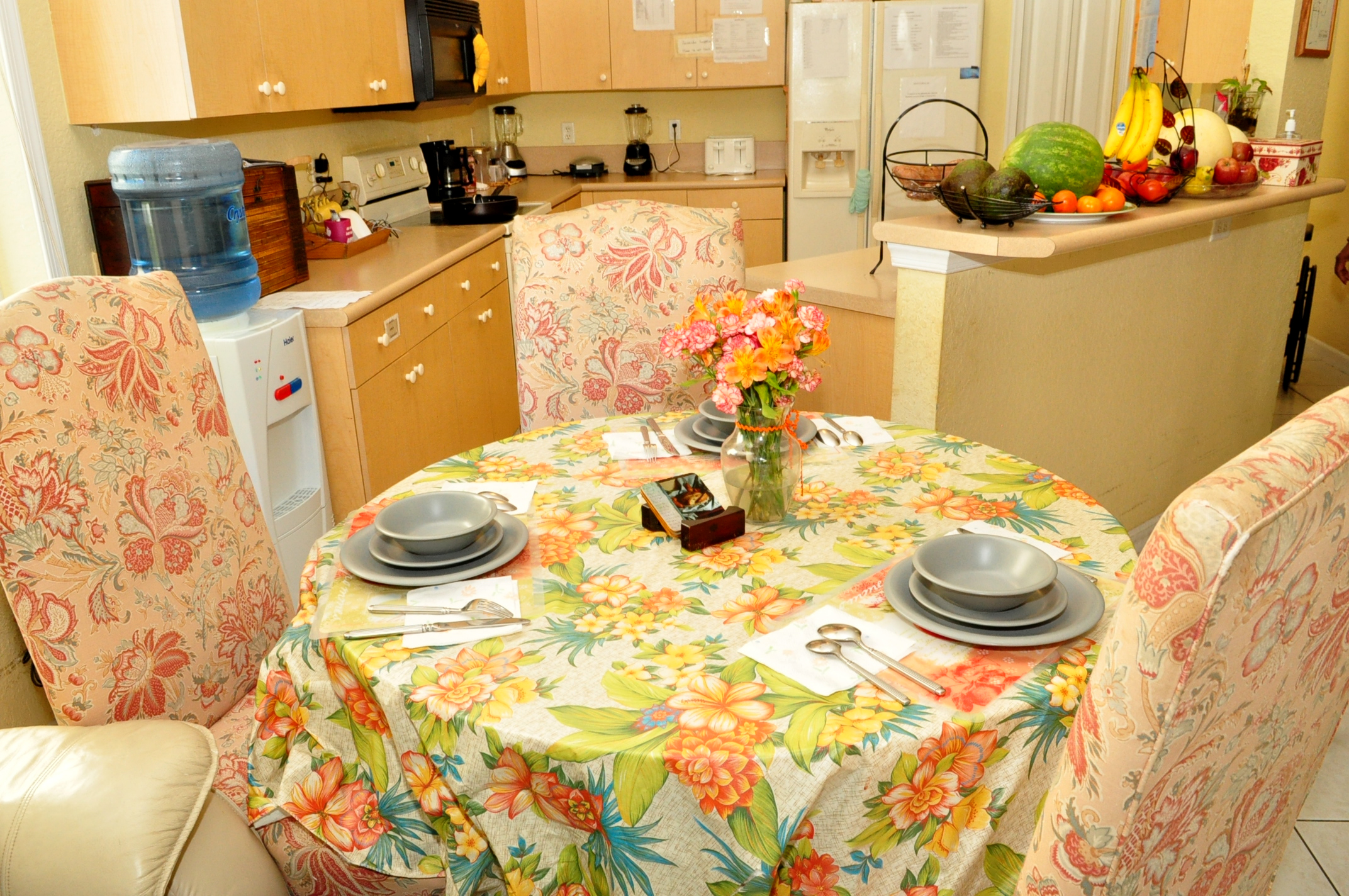 Eating Area off of Kitchen.jpg