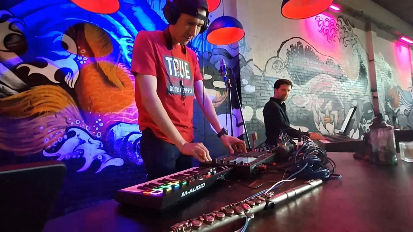 🔥Last Sunday Vibes🔥

What a pleasure to play in such an inspiring place like LE:EN. It was a beautiful afternoon with a very cozy audience and the best Sunday Vibe ever 🙌🏽🥰

Shoutout to @roca.piano for sharing the stage with me on the keys, and 
