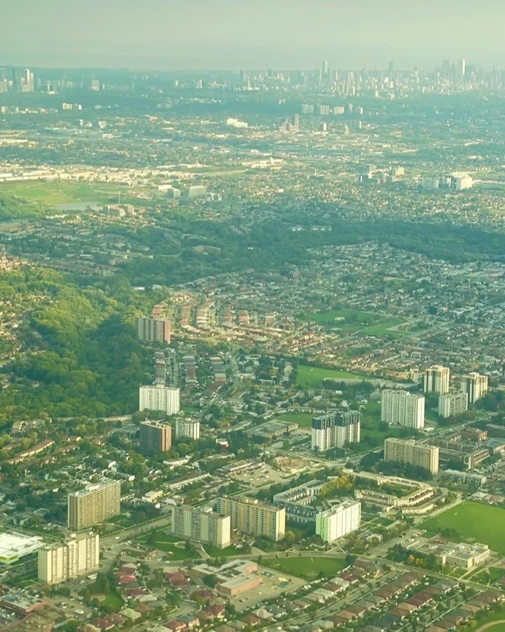 🛬Flying over Toronto upon our return from LA. What a home coming! So many of Toronto&rsquo;s idiosyncrasies are visible from this angle. What are some of the uniquely Toronto traits do you observe from these videos? #yyz #lax #aircanada #toronto #ur