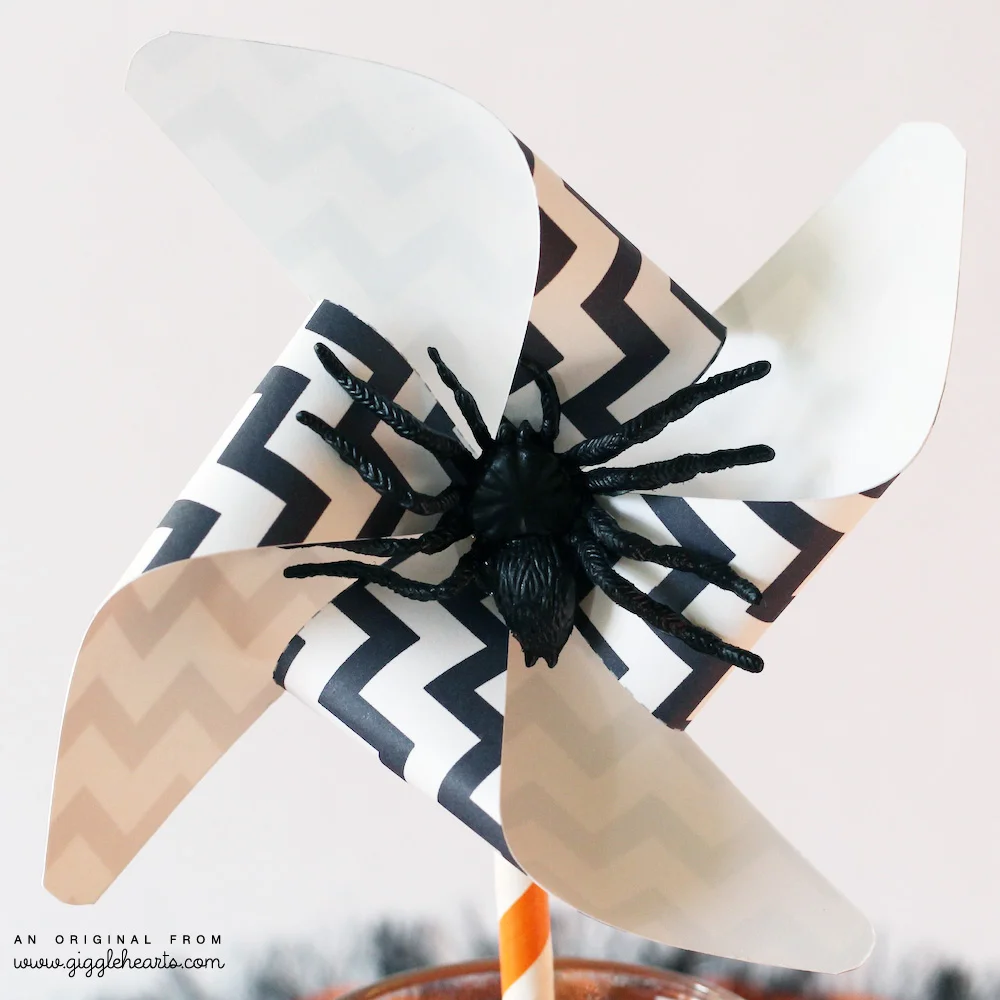 White and Black DIY Printable Chevron Halloween Pinwheel with a Spooky Spider / from www.GiggleHearts.com