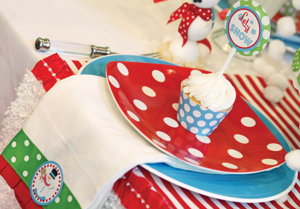  Let it Snow Cupcake Toppers and a Festive Table Setting&nbsp;from&nbsp;Amanda's Parties to Go / as seen on www.GiggleHearts.com 
