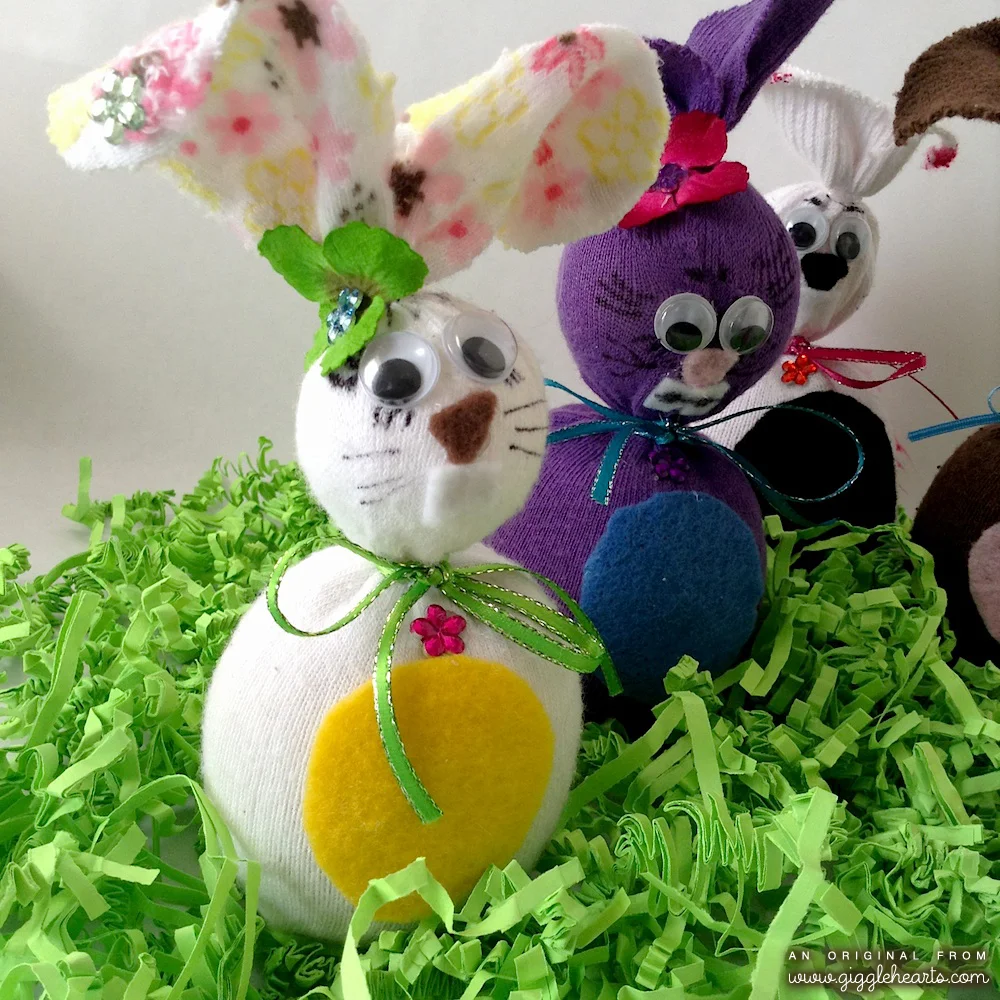 The Sweetest Little DIY Sock Bunnies for Easter or Kids Party Decorations / as seen on www.GiggleHearts.com
