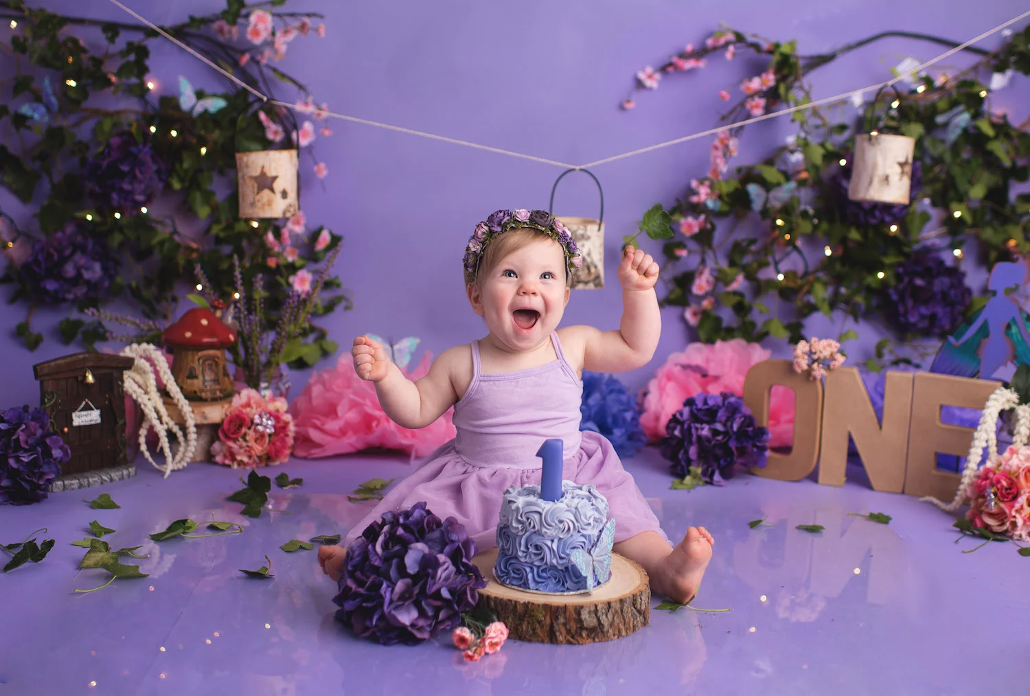 The sweetest first birthday photo shoot - a fairy themed smash the cake photo session with Elizabeth Frederick Photography in Connecticut / as seen on www.GiggleHearts.com