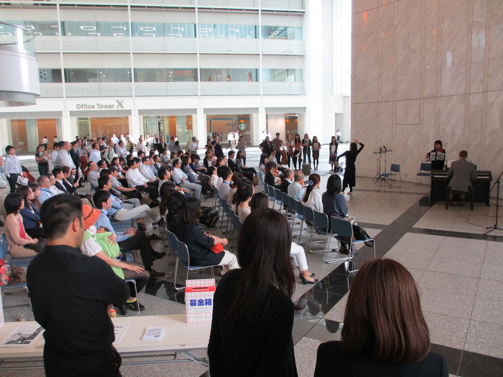 Lunchtime concert in the lobby of Harumi Triton in Harumi