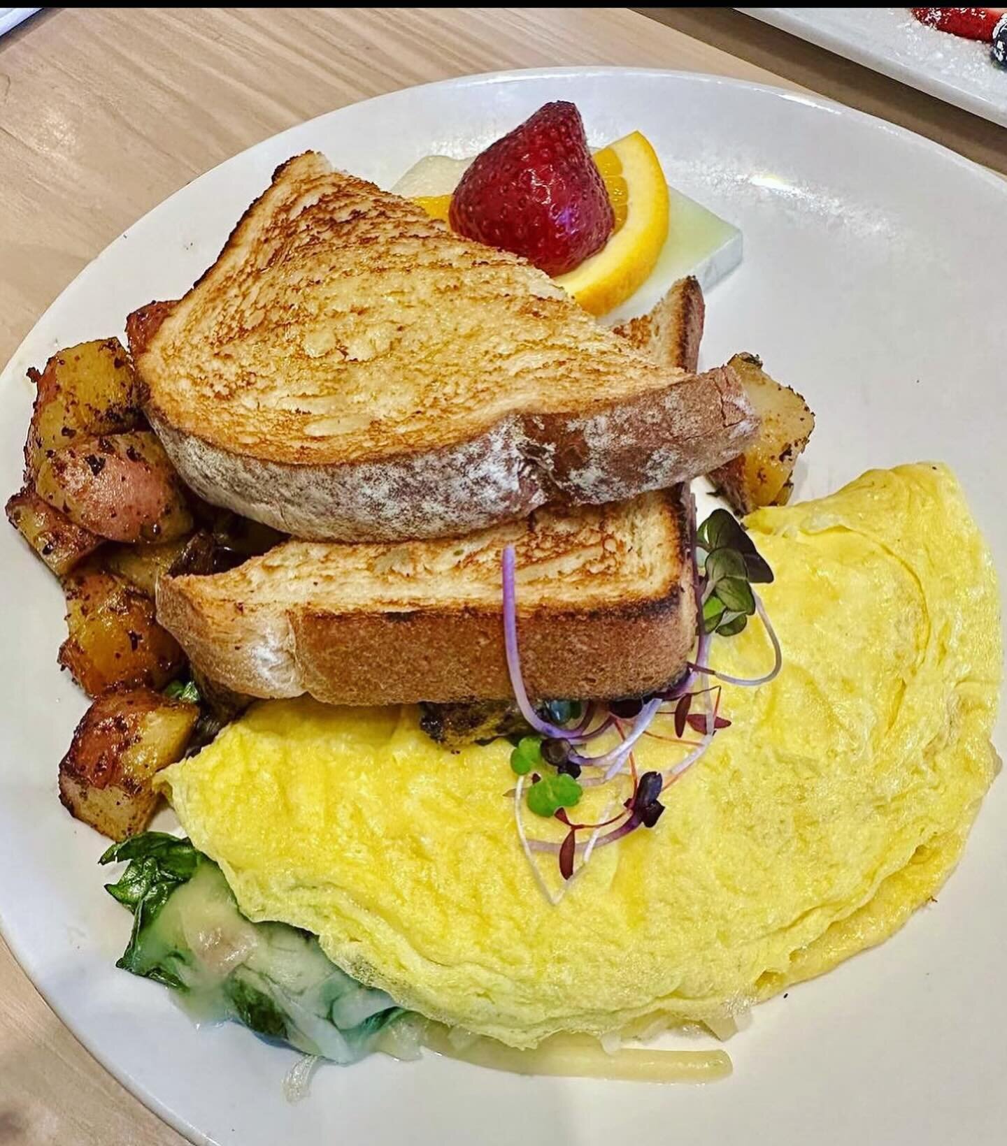 Only five days left to join us at Belle&rsquo;s Cafe for our delicious Omelet, Eggs Benedict, Wacky Waffles, &amp; more!🍳🧇☕️ We are serving breakfast and lunch daily from 7:30am-2pm &amp; will close for the season after lunch on Sunday, December 17