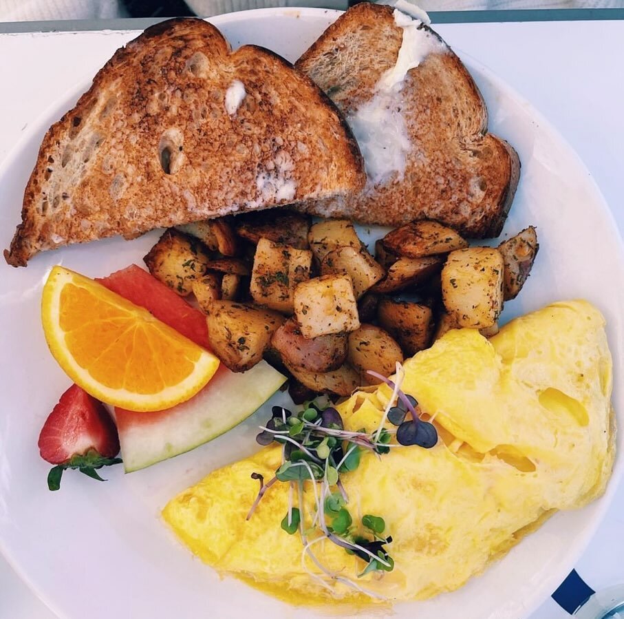 Join us at Belle&rsquo;s Cafe, open daily from 7:30am-2:00pm, serving breakfast &amp; lunch. Come try our delicious omelette served with seasoned home fries, toast &amp; fresh fruit! (We will be closed on Thanksgiving Day)
☕️🥓🍳🍓
.
.
.
.
.
.
#belle