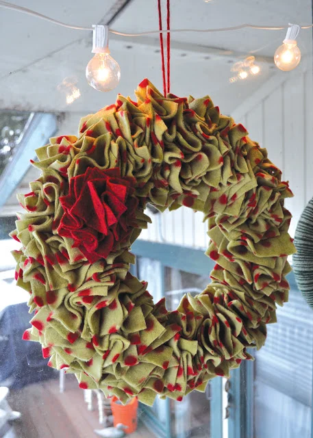 Tutorial: Three Christmas Wreath Stories to Craft By