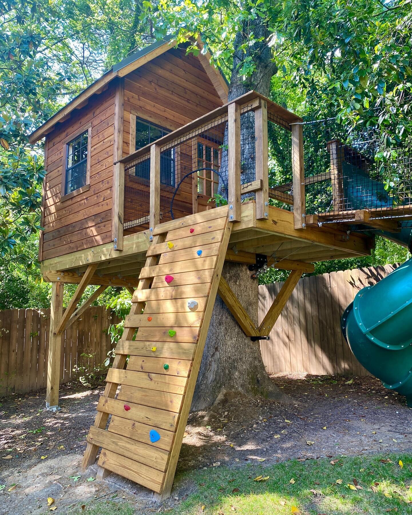 🌳🏡 Welcome to the ultimate treehouse experience! 

Check out this classic treehouse, customized with various accessories for a lot of fun! 🎉

🔥 Fireman&rsquo;s Pole: for an exciting exit after a day of play!
🧗&zwj;♂️ Climbing Wall: access the tr