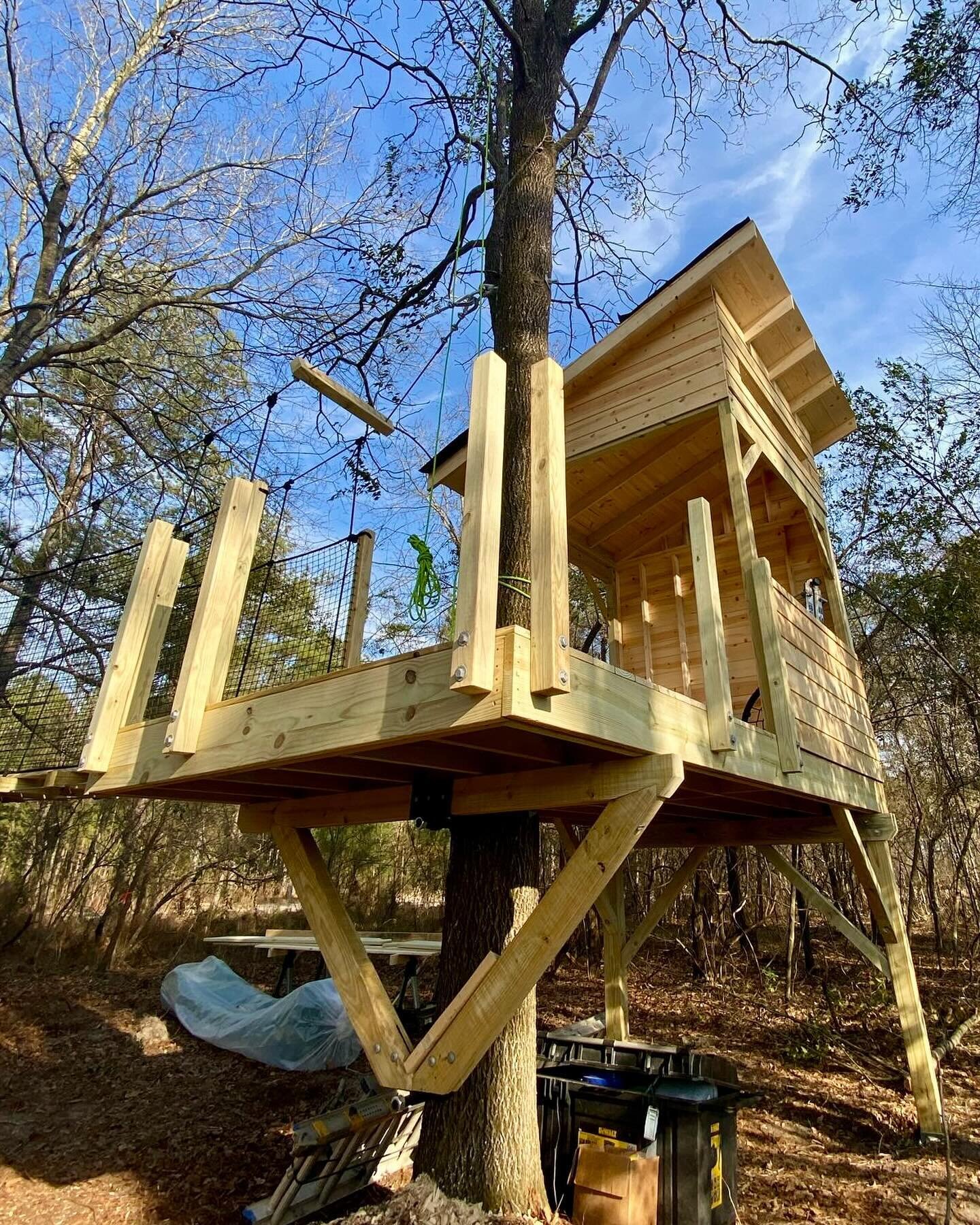 The crew left Atlanta for South Carolina this week and is currently working on a playground project for the @old_barnwell golf club. Swipe through the photos to see their progress after 4 days! ✨🚧

#treehousebuilders #kidsfun #kidstreehouse #kidspla