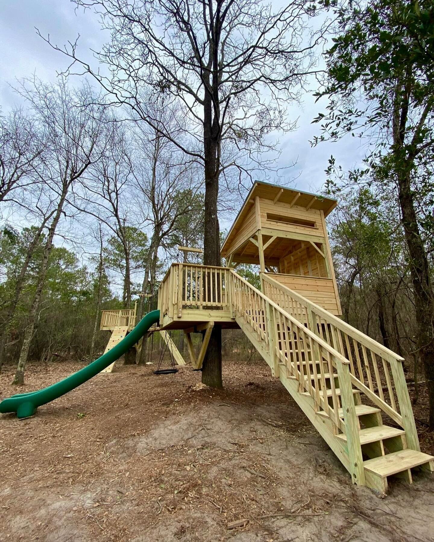 The crew wrapped up this cool playground this week featuring a modern Open Air treehouse with a large suspended play platform connected via a suspended bridge. 🛝🥳 What do you think? 

#playground #slide #climbingwall #swing #backyardfun #backyardid