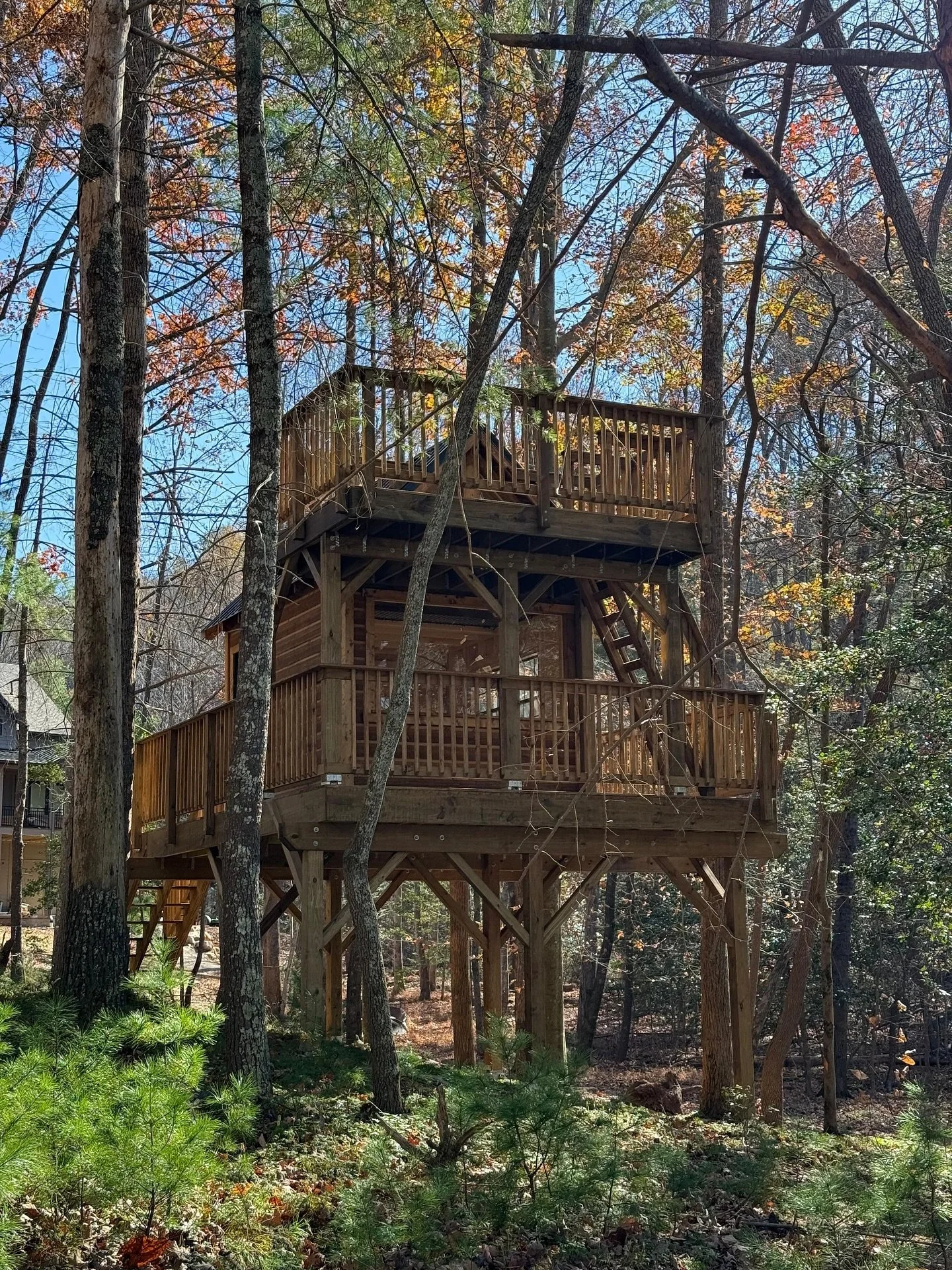 The wait is over! ✨ Our incredible treehouse is finally finished. From the upper deck to the tiny touches, this place is built for unforgettable hangouts 🌿 

#treehouseexperts #treehousebuilders #treehouselovers #upperdeck #carpentrywork #carpentrys