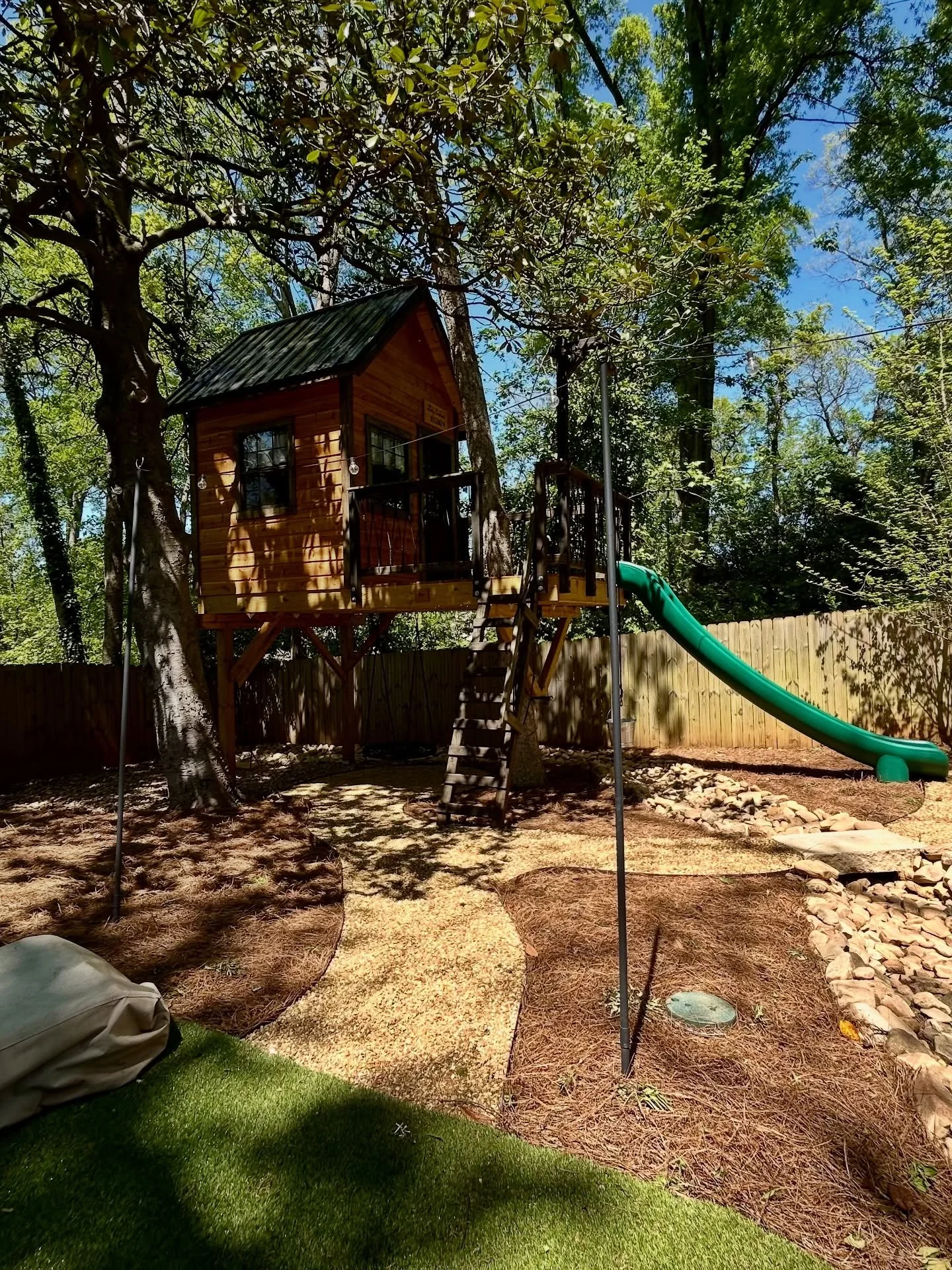 Charming, inviting, and built for days of play. Swipe to the last slides to see it furnished 🌿✨

#treehouseexperts #treehousebuilders #kidstreehouse #kidsfun #slide #customdesign #carpenterskills #backyardupgrade #backyardideas