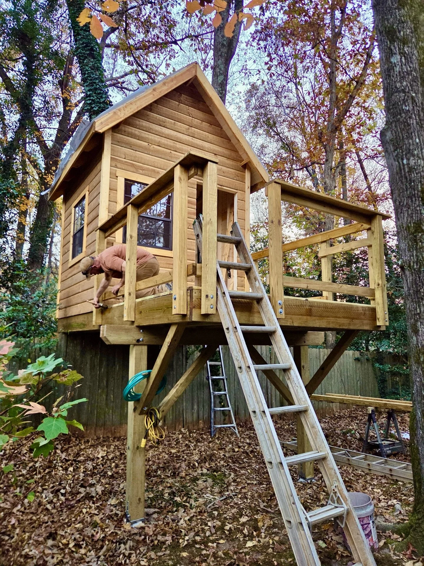 Progress update 🌤️ This classic treehouse build is well underway &mdash; the walls are standing tall and the vision&rsquo;s coming to life. 🌳⚒️

#treehouseexperts #treehousebuilders #treehousebuilder #carpenterlife #carpenterskills #carpentry #back