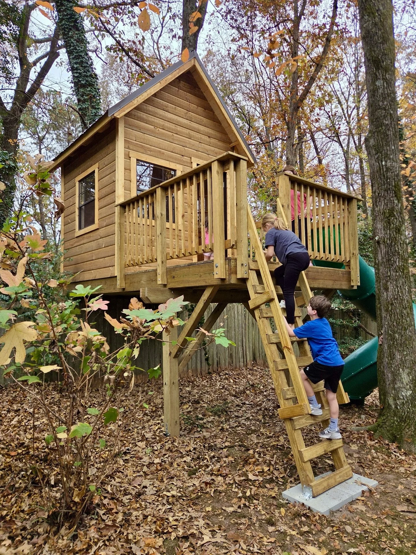From sketches to smiles &mdash; it&rsquo;s finally done 💫 The classic kids treehouse is complete, accessorized, and ready for little adventures. 🛝

#TreehouseBuild #FamilyProject #ClassicTreehouse #OutdoorFun #treehouseexperts #treehousebuilders #c