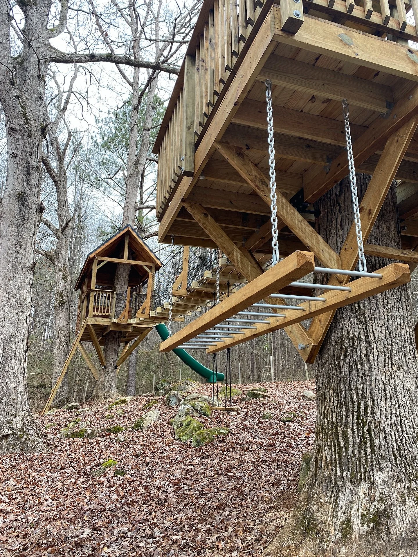 Built for adventure, laughter, and a little bit of courage 💫 This kids&rsquo; treehouse has it all &mdash; from a cozy net loft inside to a slide, bridge, and zipline outside.
Where fun meets craftsmanship. 🌳

#TreehouseMagic #CustomDesign #PlayOut