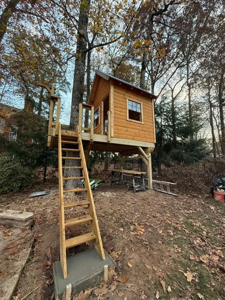 Building dreams &mdash; one plank at a time 🛠️

#TreehouseBuild #FamilyProject #ClassicTreehouse #OutdoorFun #treehouseexperts #treehousebuilders #classicdesign #kidsfun #kidstreehouse #workinprogress