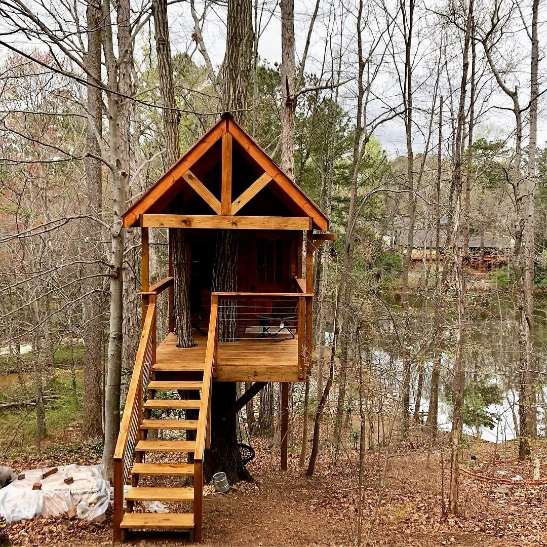 Classic treehouse, upgraded: a covered porch lets you soak in the view no matter the season. 🍂☀️❄️

#treehouseexperts #treehousebuilders #treehouses #kidstreehouse #kidsfun #treehouselovers #treehousefun #customdesign #coveredporch #weatherproof