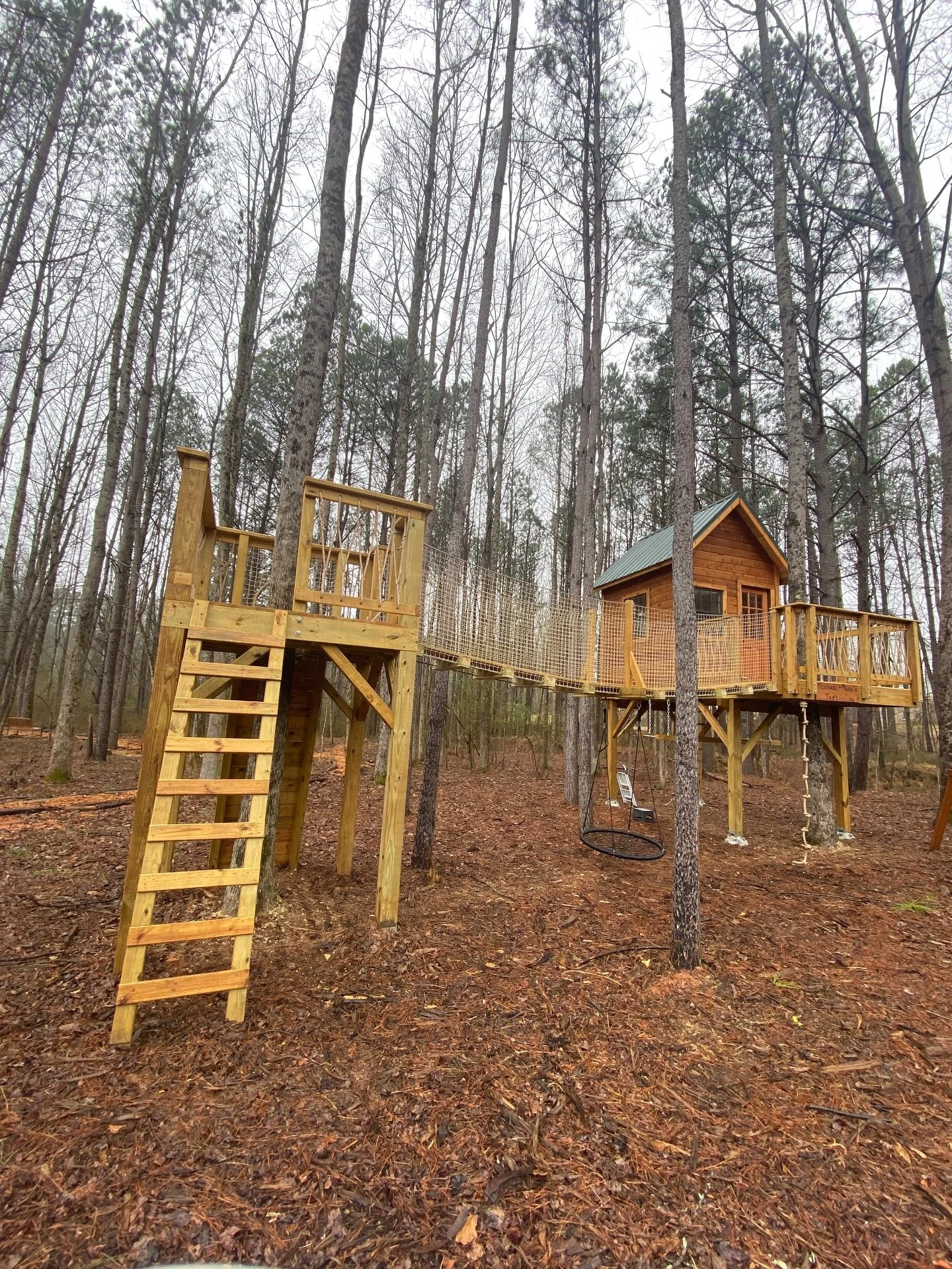 This treehouse features a suspended bridge, upper platform, and a secret trapdoor with a rope ladder &mdash; the perfect escape route for little adventurers!
Every detail designed for play, exploration, and a touch of magic. ✨🌳

#TreehouseBuild #Out
