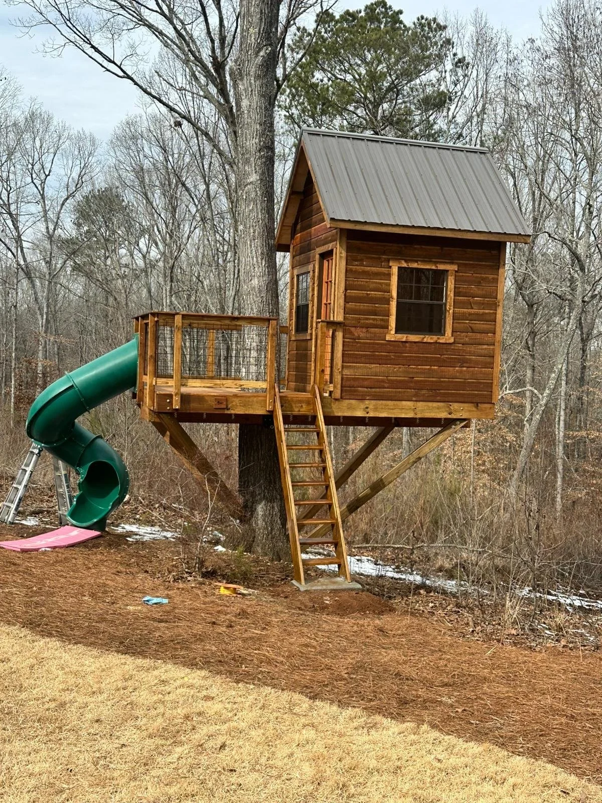 Fully suspended in 1 tree, this throwback build is  one of our classic designs perfect for children. 

#TreehouseDesign #OutdoorPlay #CustomBuild #TreehouseBuild #OutdoorAdventure #FamilyProject #backyardidea #backyardgoal #outdoorfun #kidsfun #kidst