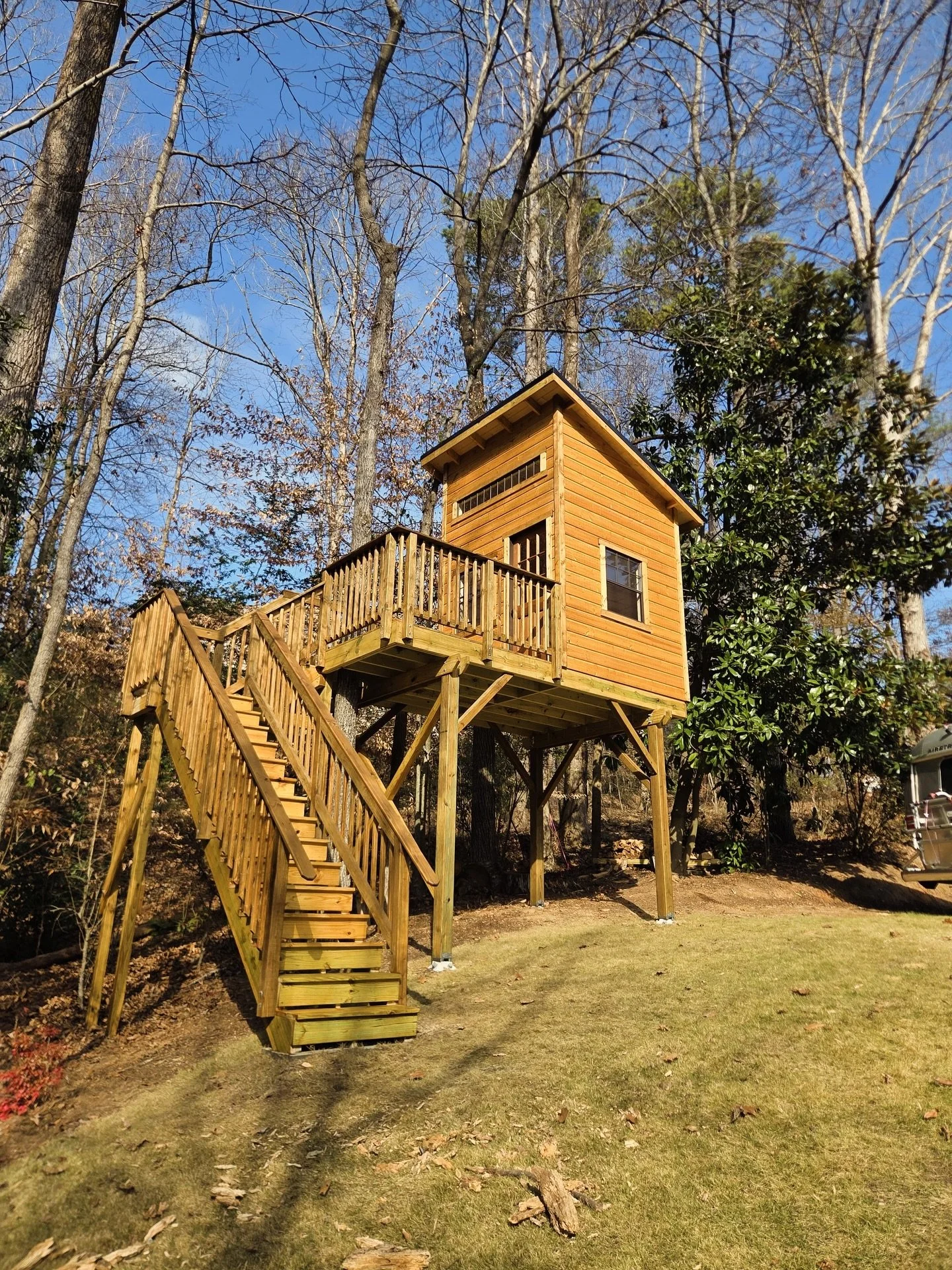 Our latest kid&rsquo;s treehouse is finished! What do you think? Comment below 👇

#kidstreehouse #treehousebuilders #backyardtreehouse #customtreehouse #customstairs