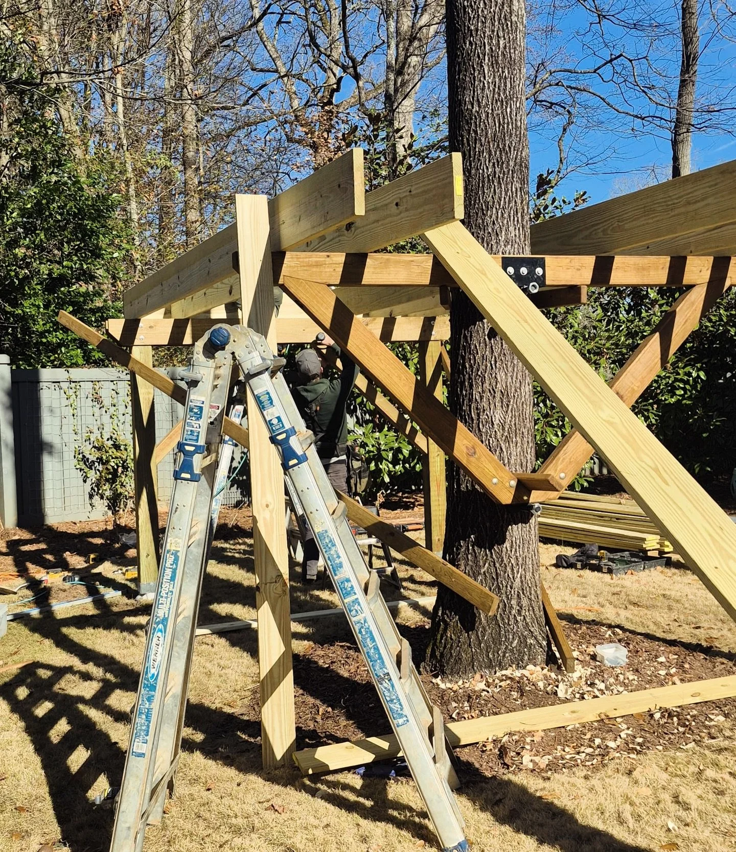 Last build of 2025! Will we finish before the year ends?! Stay tuned 😉

#backyardtreehouse #netloft #kidstreehouse #openairtreehouse #treehouseexperts