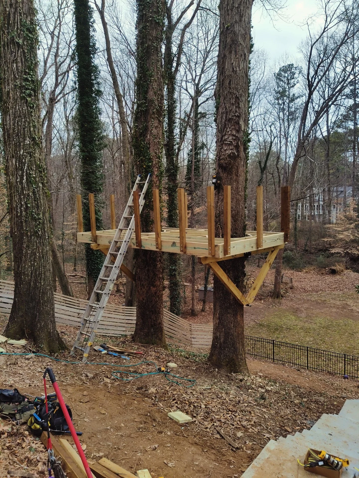 Progress update: railing, walls and roof up and climbing wall underway. Can you guess what&rsquo;s next?

#treehousebuilding #treehousebuilders #customtreehouse #customclimbingwall #kidstreehouse