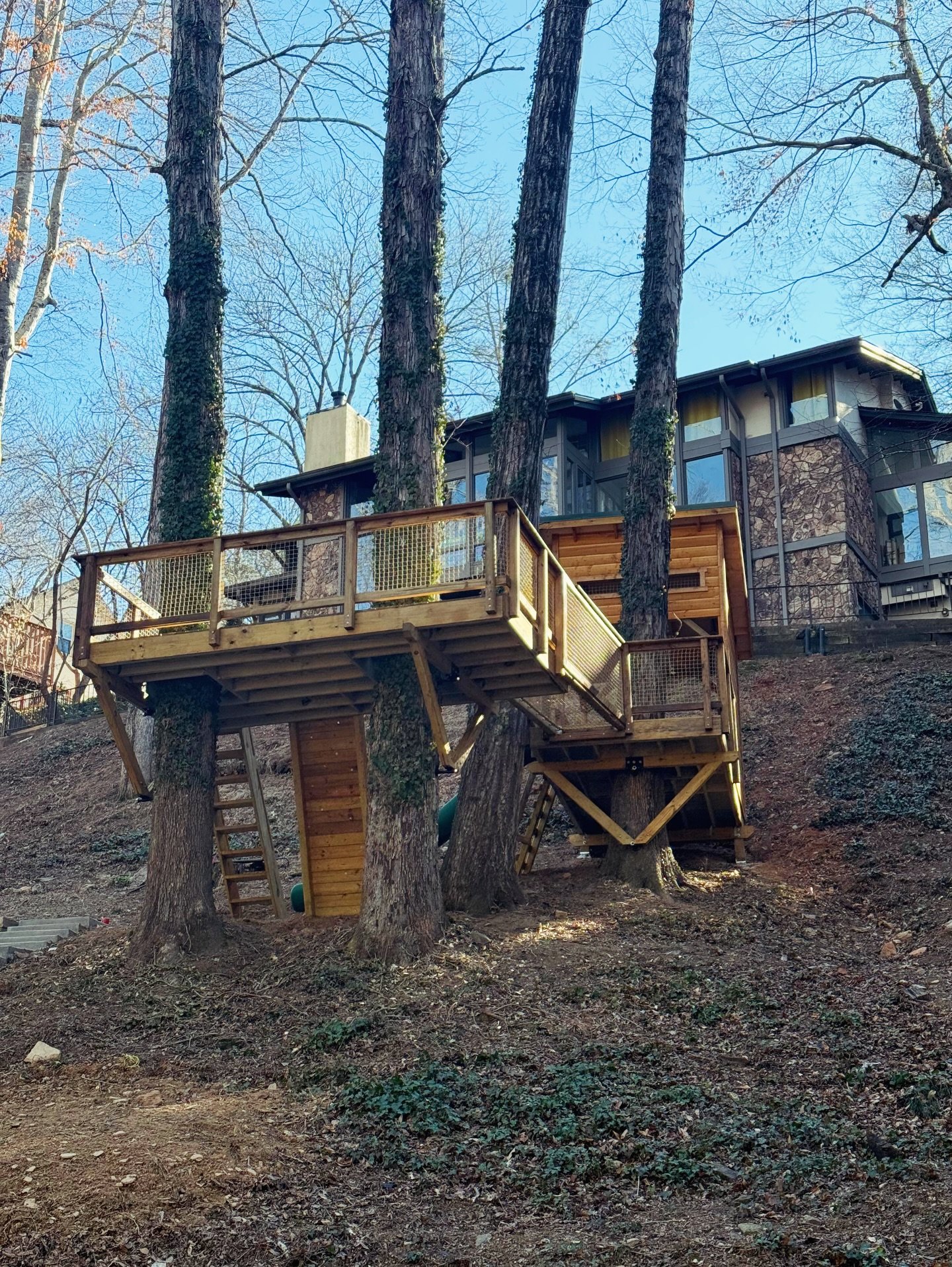 She floats! With 2 platforms suspended in 3 trees, this treehouse brings play to new heights. Swipe to see the full tour of our latest build. What&rsquo;s your favorite feature? Comment below 👇

#customtreehouse #treehousebuilders #realtreehouse #su
