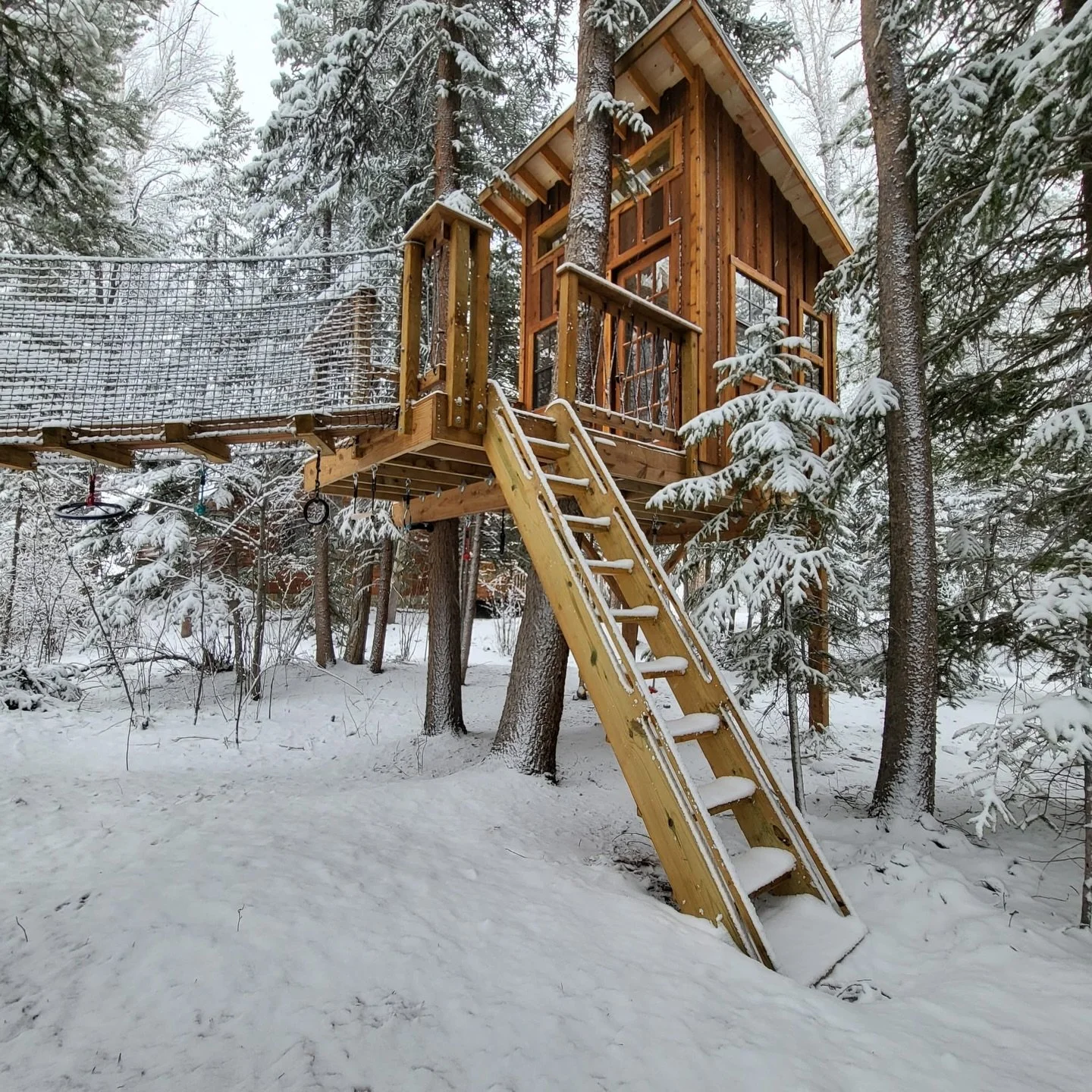 Reminiscing about this snow-covered treehouse as we prepare to head back out west next week. ❄️

#coloradotreehouse #backyardtreehouse #treehousebuilders #kidstreehouse #treehousedreams