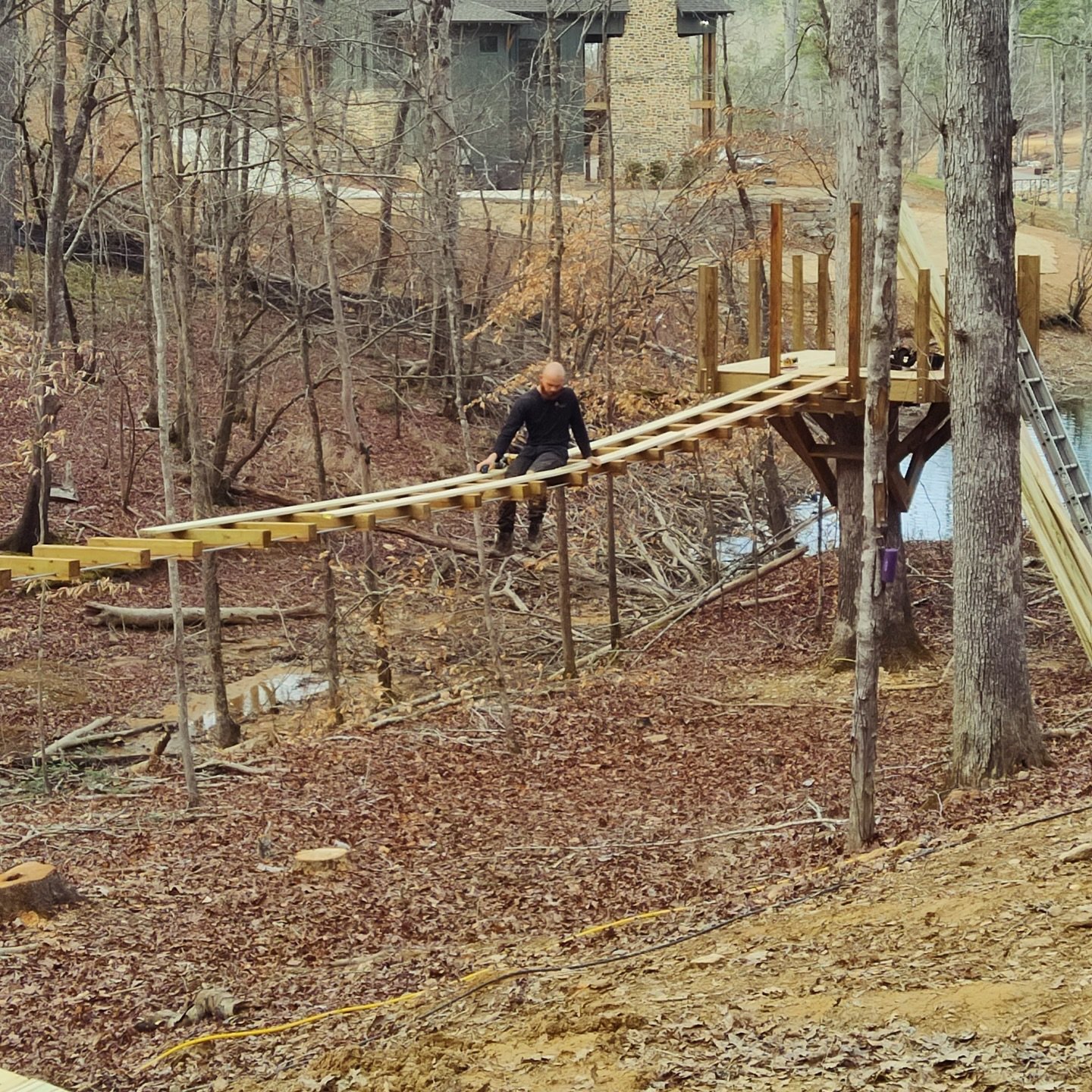 Made alot of progress by day 3. Walls and roof are up and the bridge is underway. Stay tuned for more!

#treehousebuilding #treehouse #backyardtreehouse #treehouseexperts #kidstreehouse