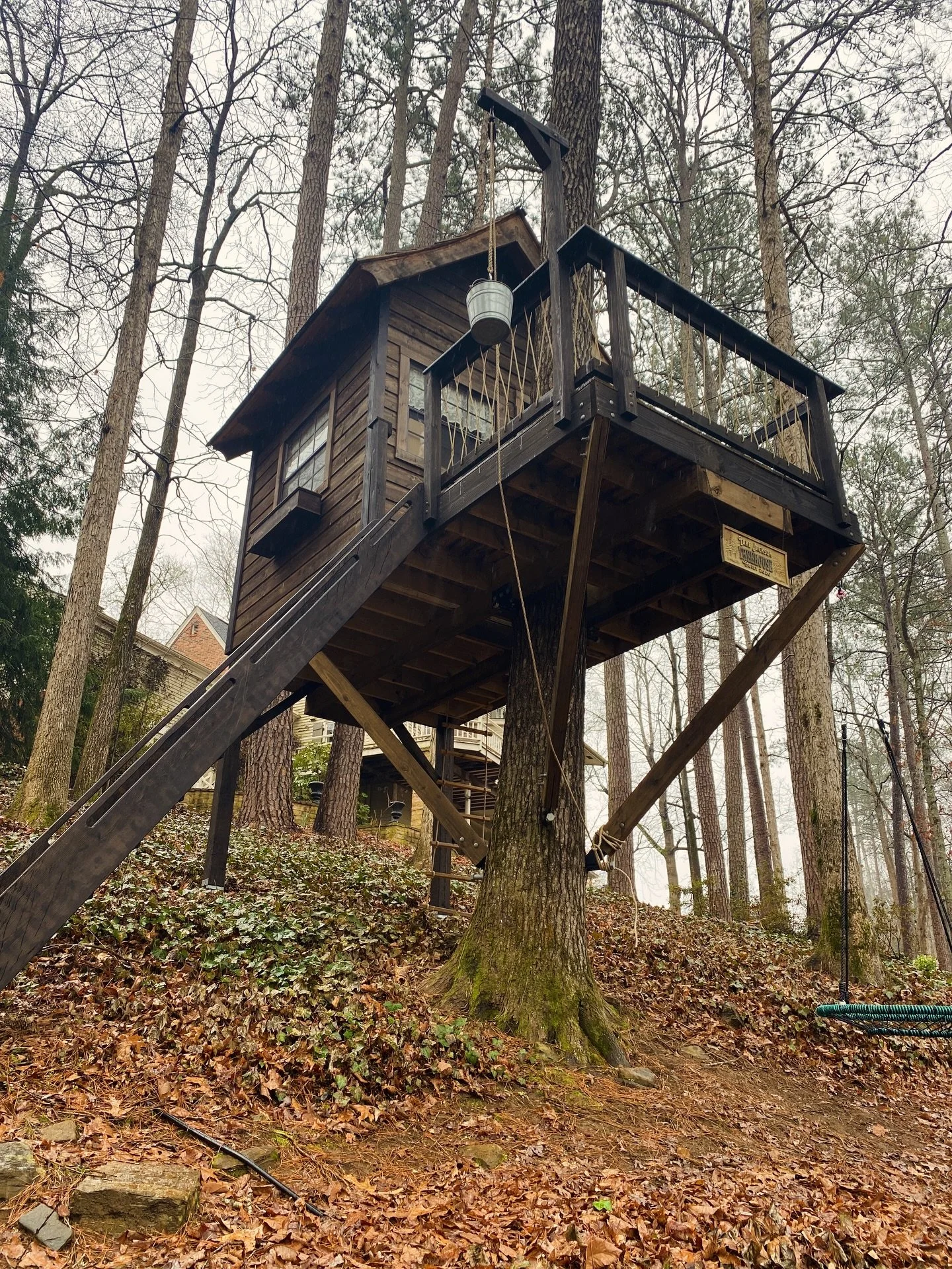A kid&rsquo;s treehouse escape&hellip;with a view! Swipe to see its prime location and cozy decorated interior. 

#kidstreehouse #treehouseexperts #treehousebuilders #treehouseescape #backyardtreehouse