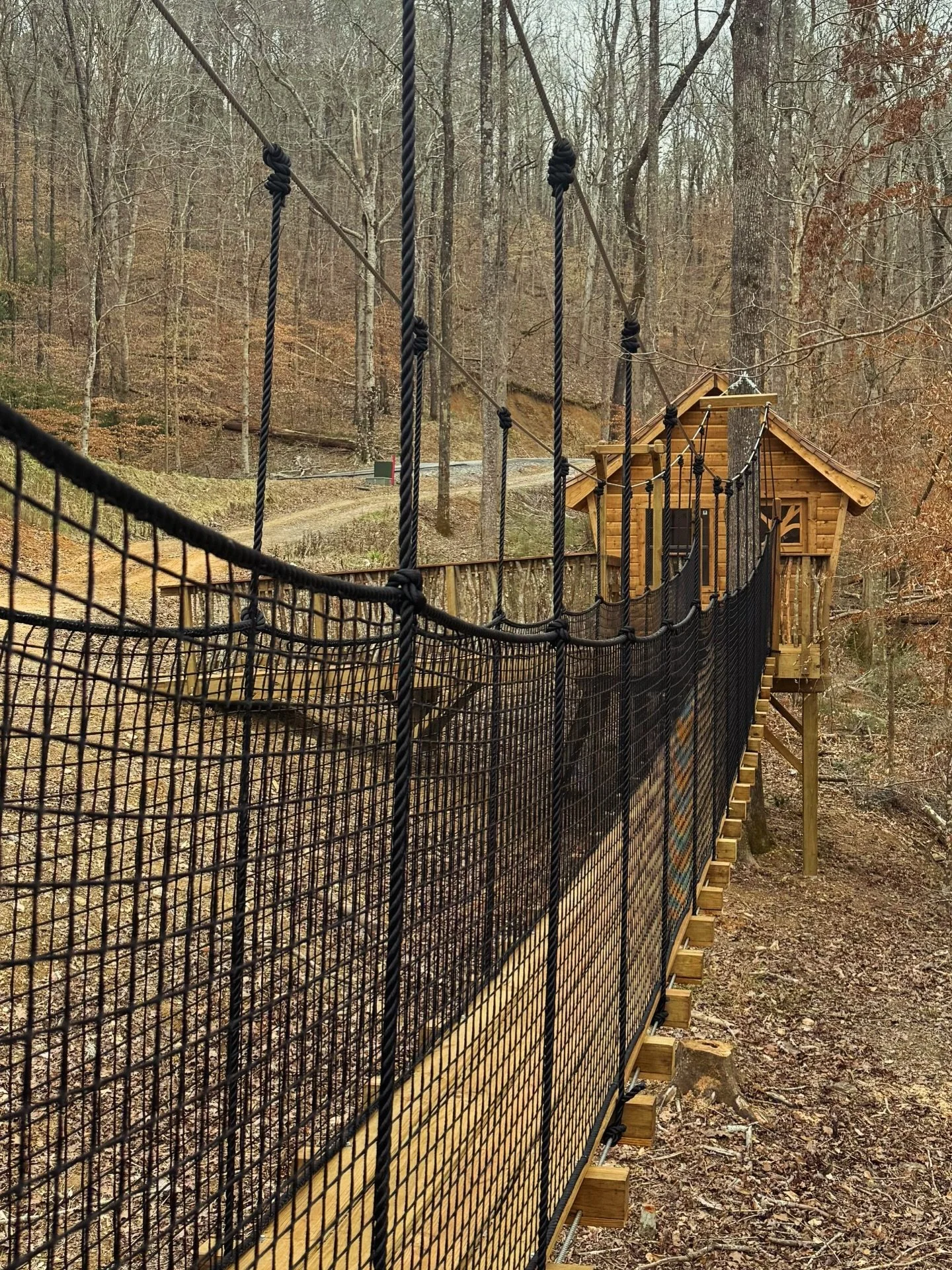 Meet Alabama&rsquo;s newest treehouse! Complete with a suspended bridge, suspended platform, net loft and so much more. Swipe to check out the interior and let us know what you think! 

#kidstreehouse #backyardgoals #backyardtreehouse #treehouseexper