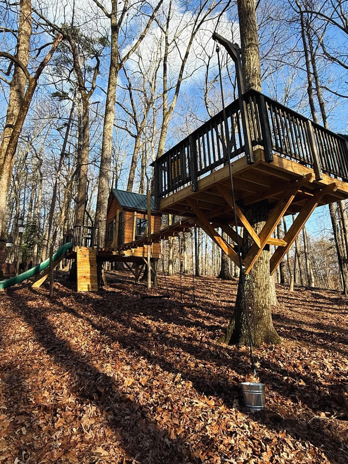 Suspended platform + bridge + treehouse + zipline: our recipe for the ultimate backyard dream! How do you think we did? Comment below 👇

#backyardtransformation #kidstreehouse #treehousebuilders #treehouseexperts #treehousedreams