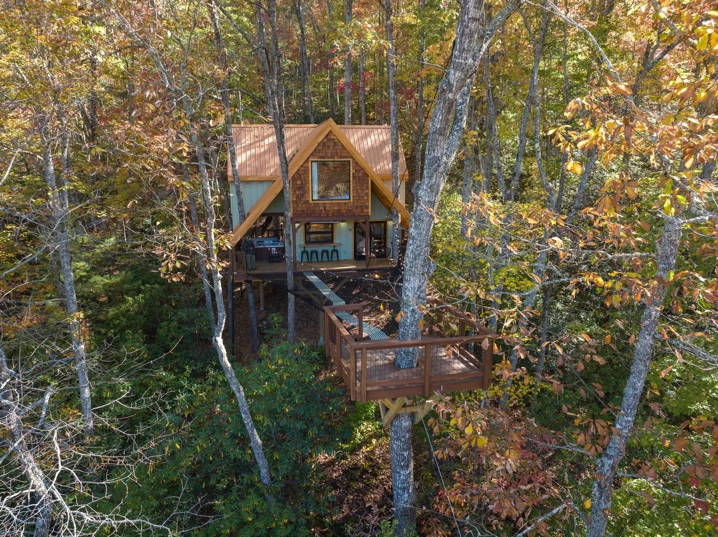 Ever sleep in a treehouse? Check out @highlands_treehouseretreat we built last year. 5 luxury treehouses + a sauna + suspended playground. All actually suspended in the trees &ndash; the way a treehouse should be.😉

#treehouserental #treehousebuilde