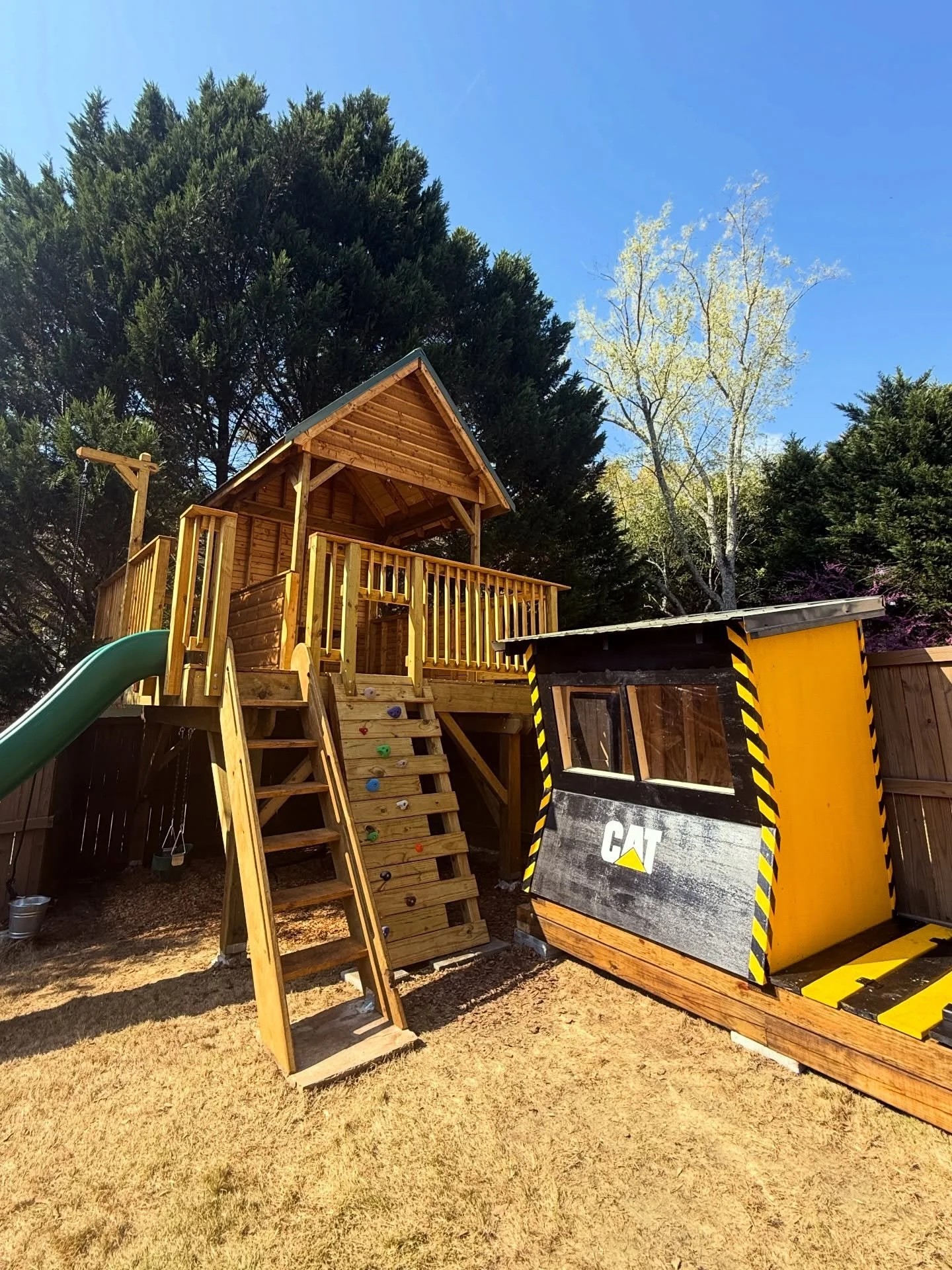 Treefort + Custom Excavator Cab. The cab was a special request from our 2 year old client. 😄It was a first for us. How&rsquo;d we do?

#customtreehouse #treefort #treehouseexperts #treehousebuilders #backyardupgrade