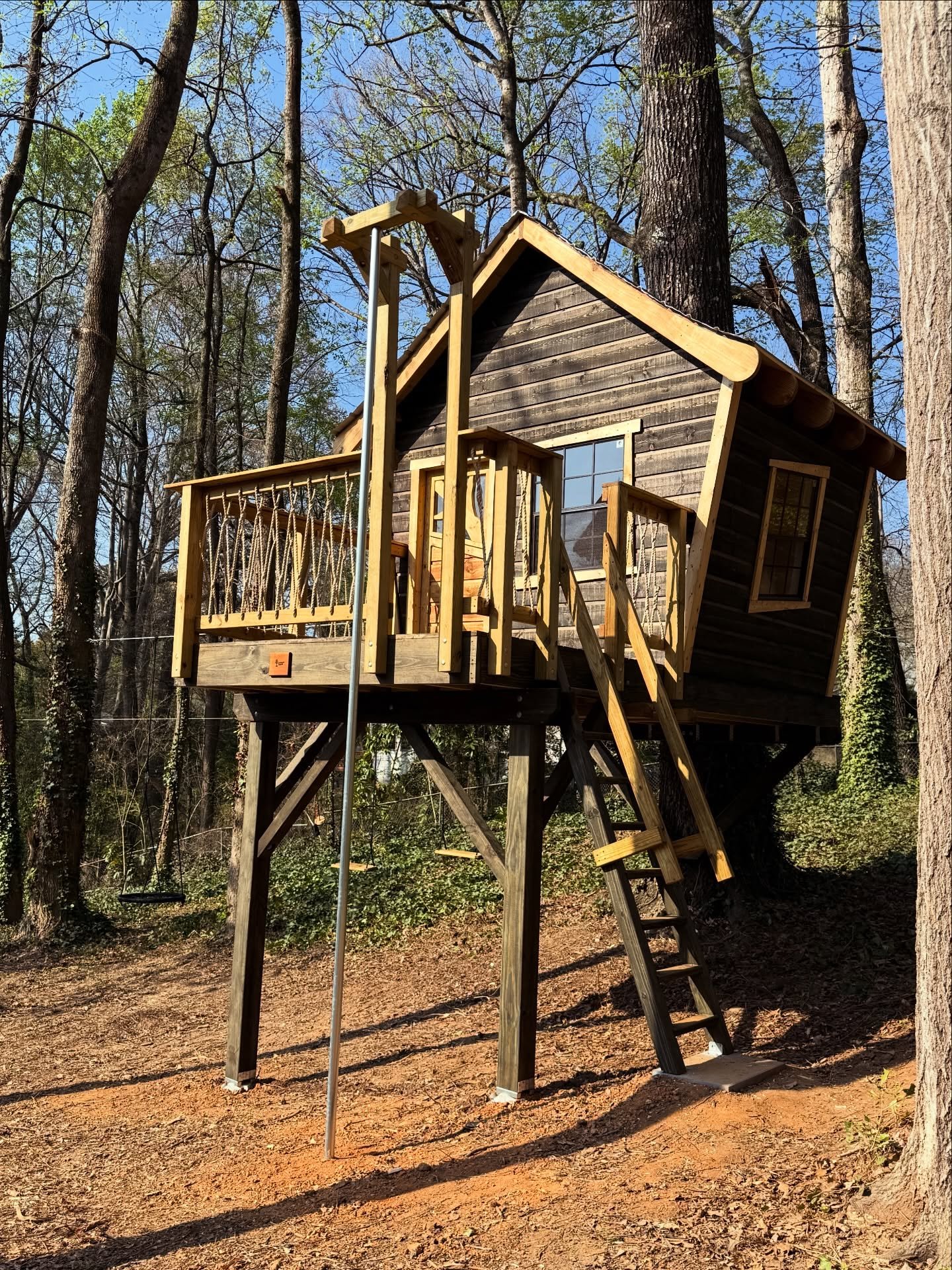 Another kids&rsquo; treehouse in the books! Swipe to see the bonus: a suspended cable with 3 swings and a zipline!

#zipline #suspended #treehousebuilders #customtreehouse #kidstreehouse