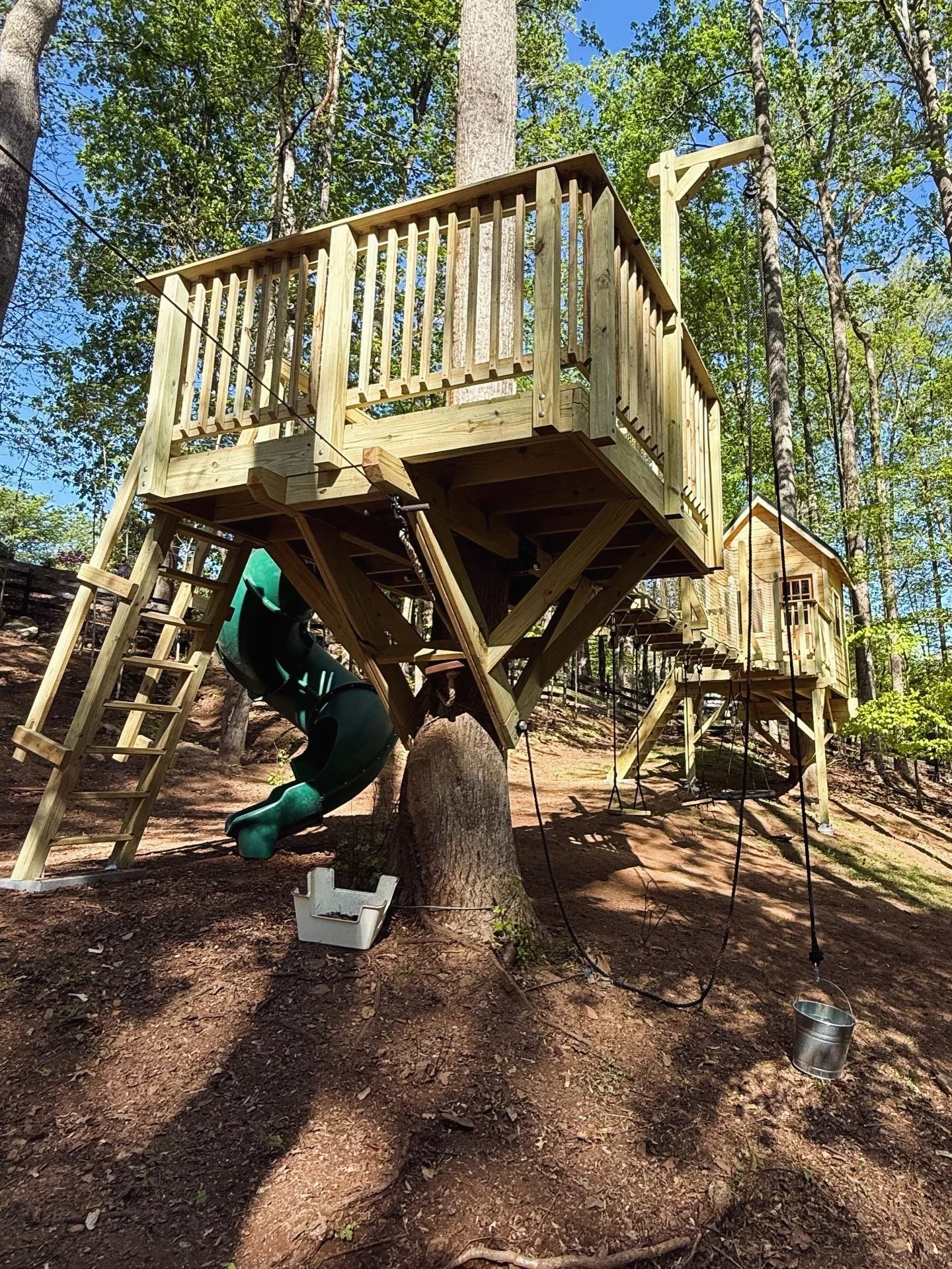 A closer look at the last build we just finished for 2 lucky kiddos! 

#kidstreehouse #treefort #customtreehouse #treehousefun #treehousebuilding