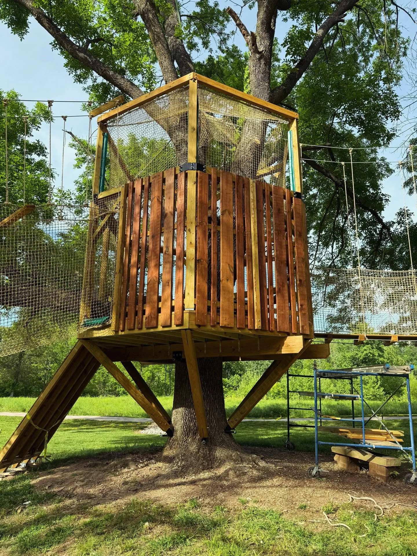 Wrapping up this park build 🔜 Final photo tour! Stay tuned for details showing the climbing tunnel, suspension bridge, net loft and more. 

#parkplayground #parktreehouse #treehouseplayground #bellavista #treehouseexperts