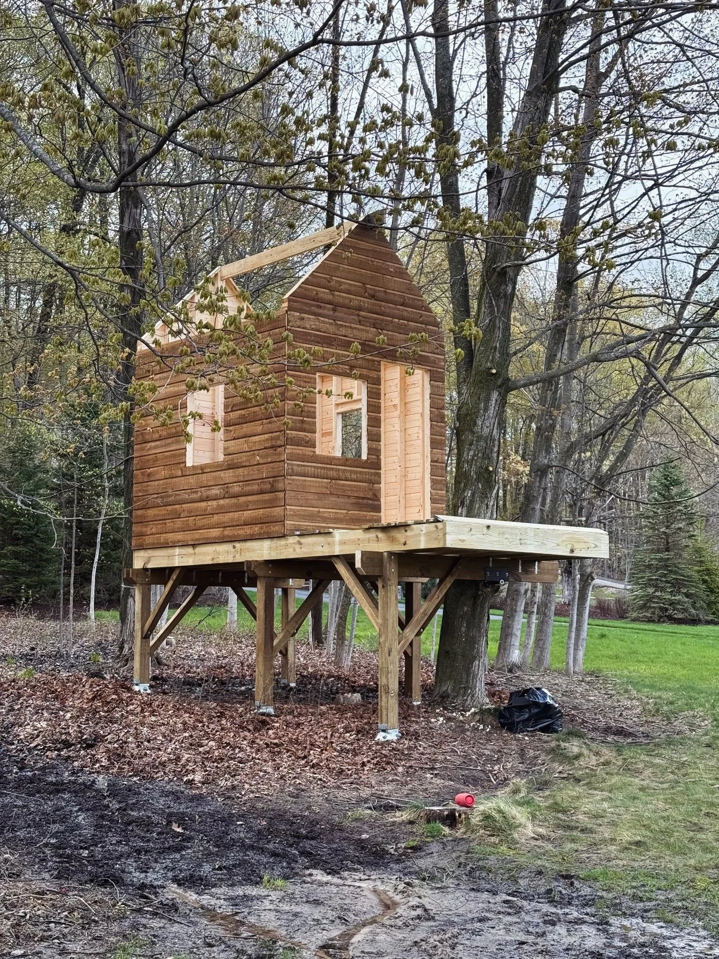 Hello, Michigan! Swipe through to see how our current build is coming along. Stay tuned for the finals!

#laketorch #kidstreehouse #treehouseexperts #treehousebuilding #backyardtransformation
