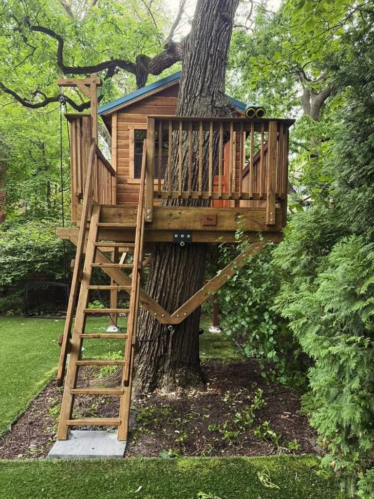 The final build of our midwestern tour. Welcome to our latest kids treehouse &ndash; a classic and timeless play space tucked away between the Chicago skyscrapers. 

#citytreehouse #kidstreehouse #chicago #backyardtransformation #treehouseexperts