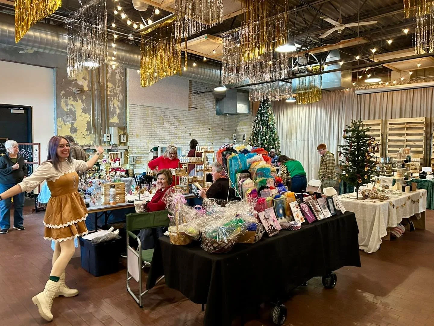 Come shop from a beautiful array of local vendors today!  If you&rsquo;re anything like me, you are BEHIND on you Christmas shopping.  Come get it knocked out!  Market runs 11:30 am - 3:30 pm 🎄 

(Thanks for the modeling, Niki!)
