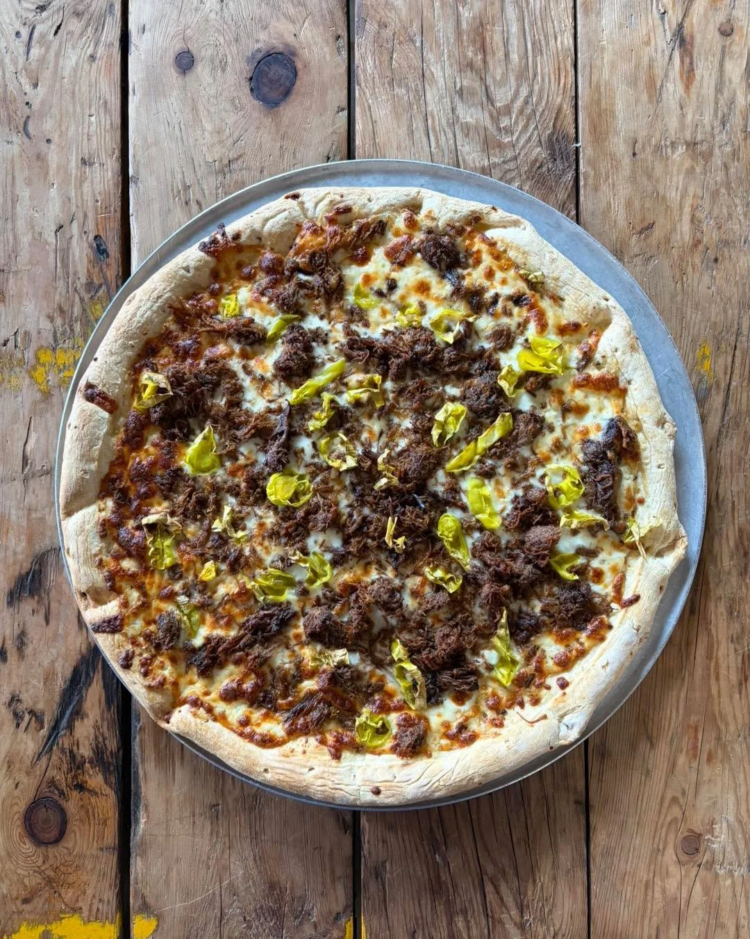 Happy Pizza Thursday!
We&rsquo;ve got a Pot Roast Pizza for ya today 🤤
Pot roast, mozzarella,  pepperoncini, with a horseradish cream sauce!