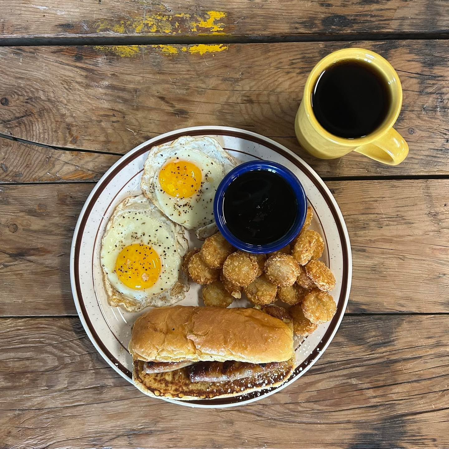 Happy Brunch!
Today&rsquo;s brunch special is a French toasted hotdog bun with 2 sausage links and 2 eggs with a side of hash browns and a little syrup on the side 🤤