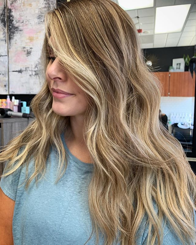 Beachy vibes 🏝☀️ •
•
•
#teasylights to create this look. Love when a client gives me artistic freedom and trust me to do whatever I want. Her hair looks beautiful on the reg so sometimes it’s hard not to just do the same thing. This time we did a more aggressive #moneypiece and tipped out her end to make them pop💥