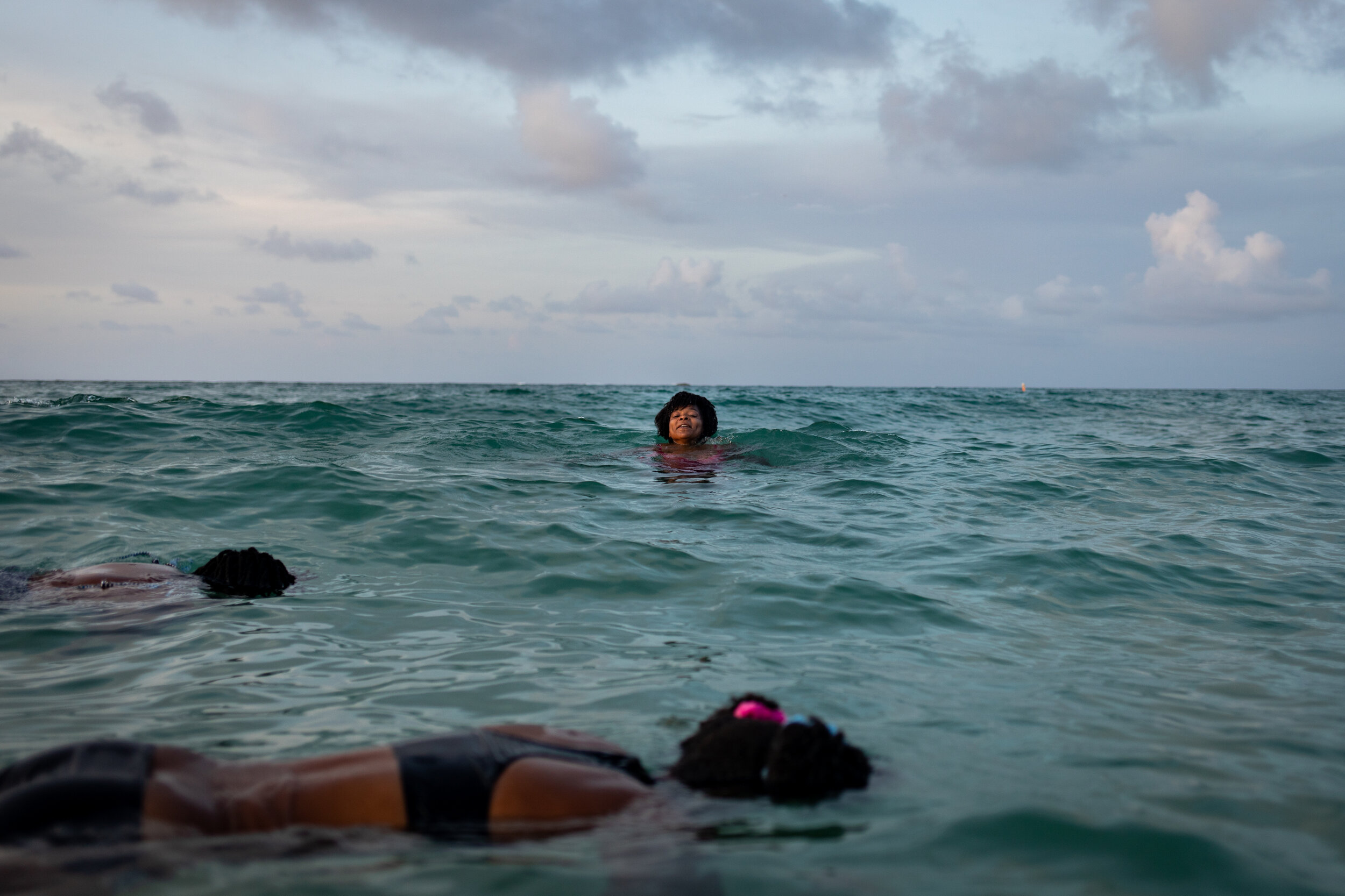“I bet I can hold my breath longer than you” ... “Mom, will you count for us?” Sisters Amara and Kamila compete to learn who can hold their breath longer while their mother, Maria, keeps time. The three live in a village an hour from the city and visit the ocean once or twice a month.