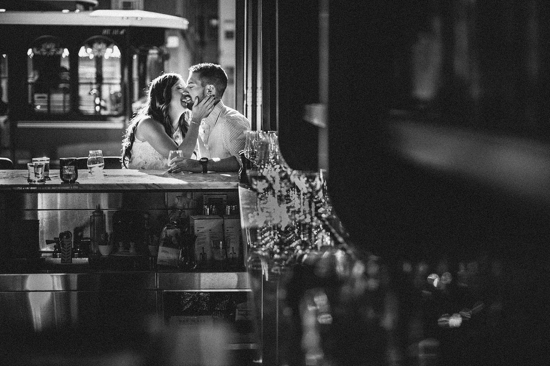 chicago-summer-engagement-session-lincoln-park-bar_0003.jpg